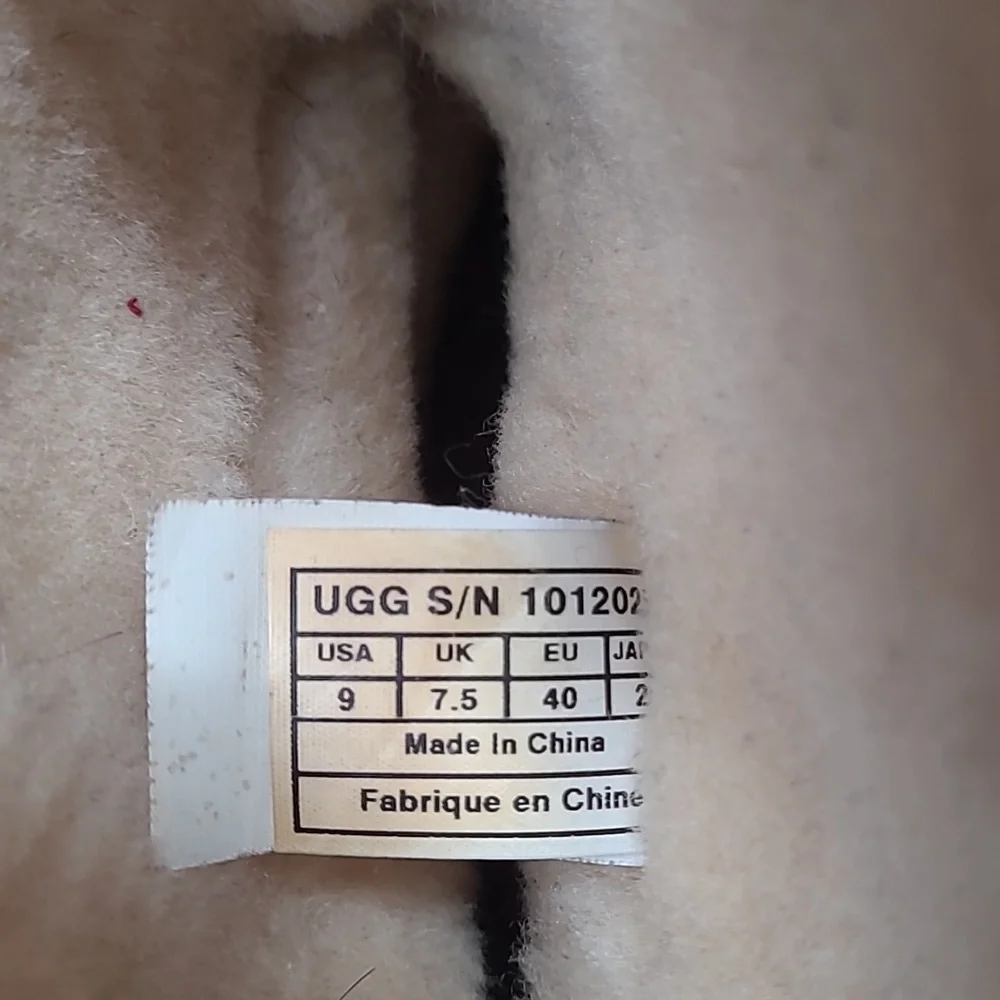 Women's UGG Short Boots - Picture 5 of 8